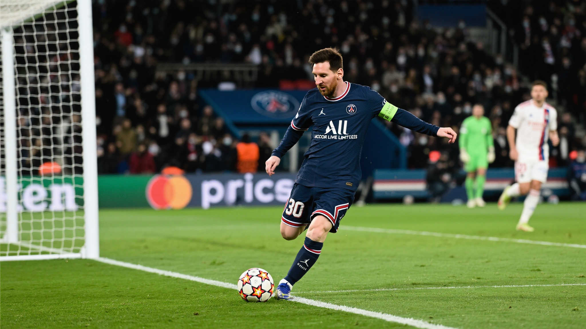 梅西任意球绝杀!大巴黎折戟波尔图冷门再现! 全球瞩目的比赛中,大巴黎对阵强敌,此役梅西再次成为