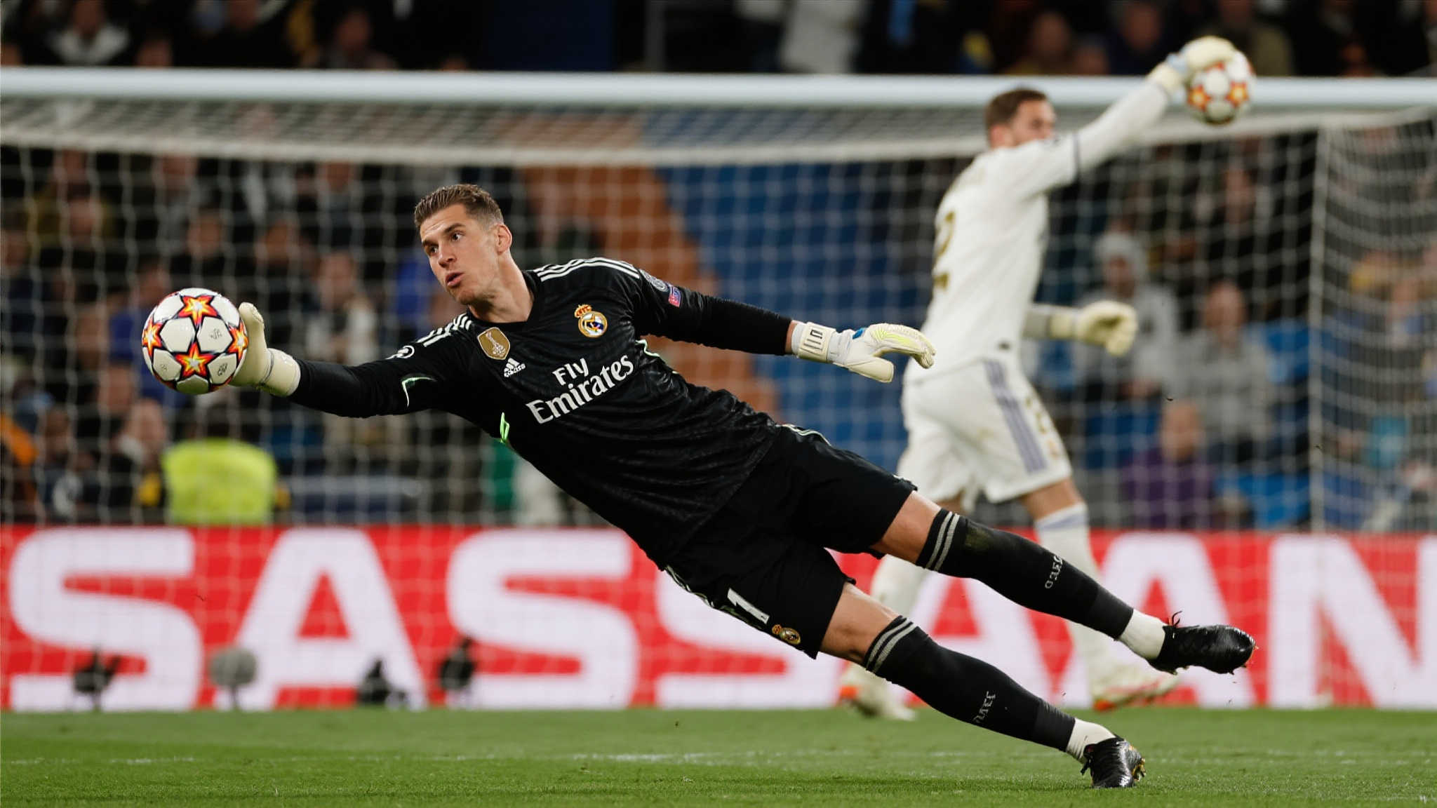 库尔图瓦神勇护门!世俱杯创单场10次扑救新纪录 事实上,这不是他第一次拯救皇马。在此前欧冠淘汰赛与