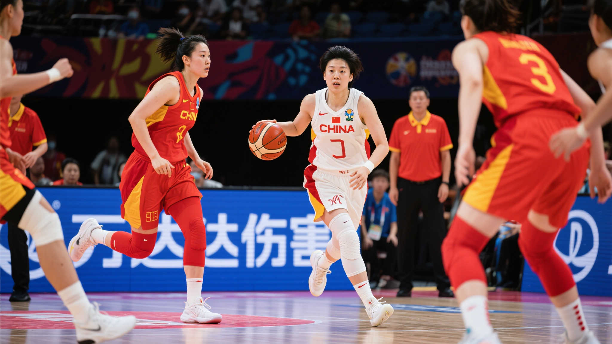 团队运动中，个人发挥很大程度依赖于整个战术环境。如